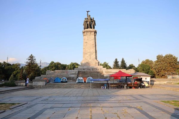 Паметникът на Съветската армия отново осъмна с изпочупени плочи след вандализма на фенове от "Левски".