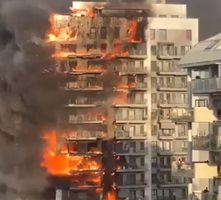 Ад под небето! Пожар лумна в 14-етажен блок във Валенсия (Видео)
