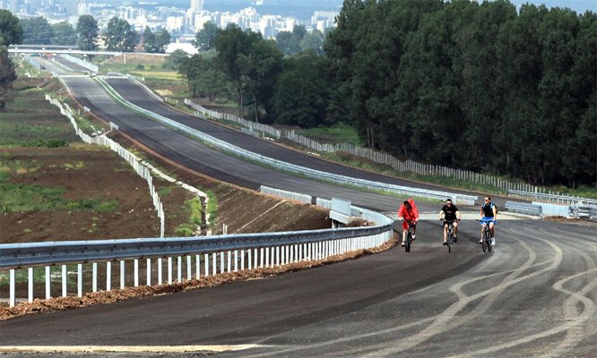 Велосипедисти изпробват новото трасе на пътя, който ще свързва околовръстното на София с магистрала "Хемус".