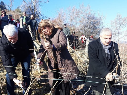 Илияна Йотова на празника на виното в село Делчево СНИМКИ: прессекретариат на президента
