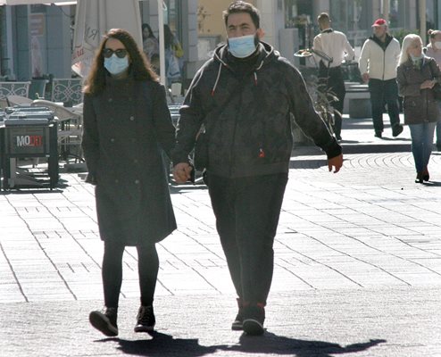 По главната улица на града вече се виждат хора, които се разхождат с предпазни средства.