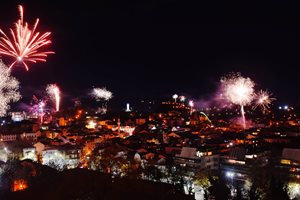 Зрелищна заря в небето над Пловдив. Честита 2021 г.! (Видео, снимки)