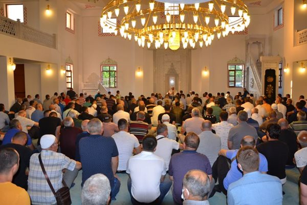 Стотици мюсюлмани изпълниха джамиите в Кърджалийско в първия ден на Курбан Байрям