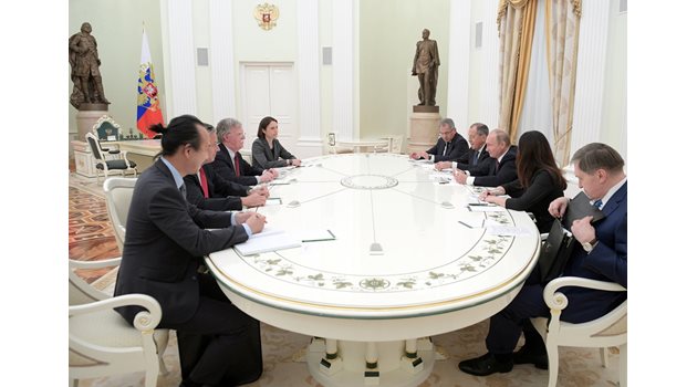 Фиона Хил (в дъното вляво) на среща с Владимир Путин в Кремъл през 2018 г.