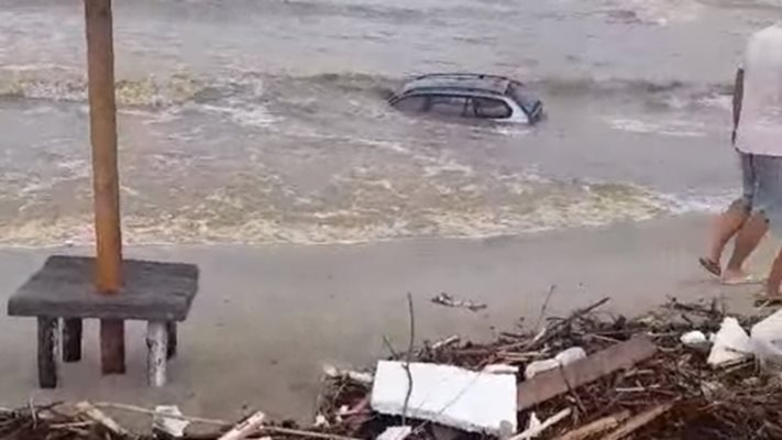 Автомобил е отнесен в морето край Арапя