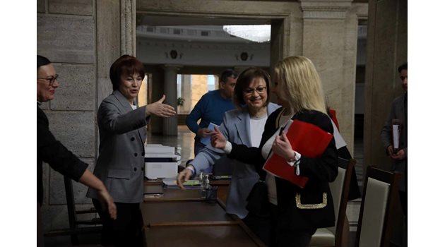 Корнелия Нинова се поздравява с членовете на ЦИК, след като подаде документите на БСП за участие в изборите.