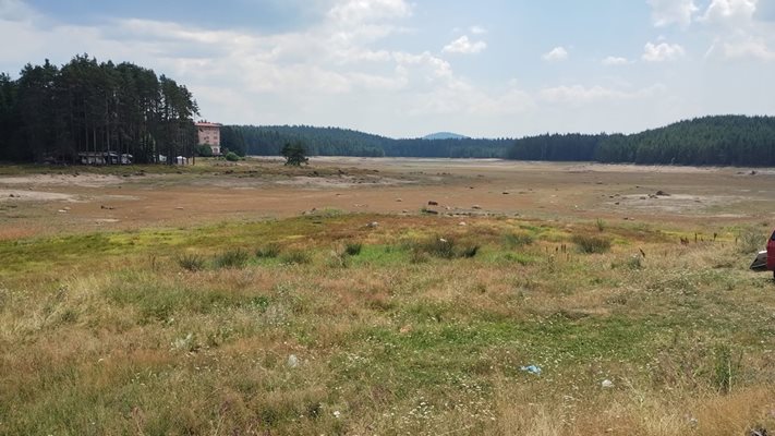 Язовир "Широка поляна" сега - всичко това е било под вода, а сега е пустиня / Снимки: България Днес