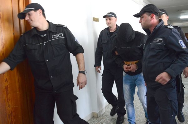 Задържаният за убийството на Николай Христов- Тодор Атанасов влиза в съда криейки лицето си от камерите. Снимка Елена Фотева