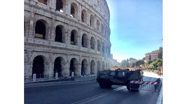 Бронирани коли и полиция бдят по всички чувствителни пунктове и около паметниците в Рим  СНИМКИ: Авторката