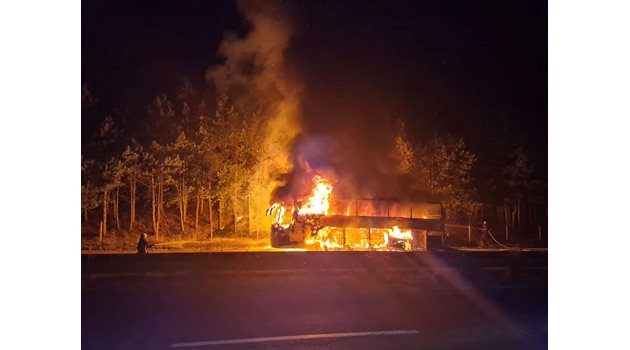 Автобус изгоря на магистрала "Тракия" до Вакарел СНИМКА: Найден Тодоров