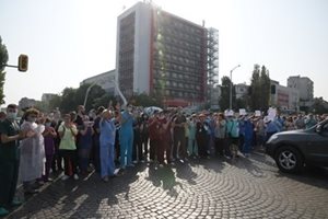Новото ръководство на "Пирогов" спря протестите, медиците обаче излизат пред президентството