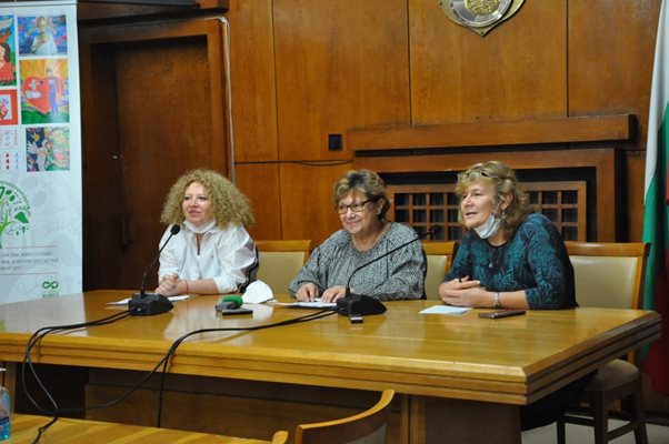 Зам.кметът Йорданка Ананиева /в средата/ с д-р Здравка Инджова /вдясно/ и д-р Милена Минева.