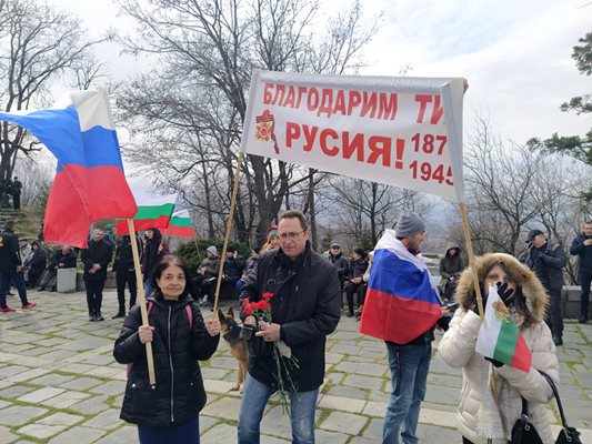 Признателни пловдивчани опънаха транспарант.