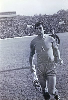 Гунди с букет цветя преди мача на "Левски" с "Милан", игран на 11 октомври 1967 г.