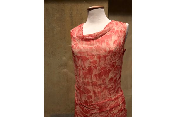 Десенът на тази рокля е вдъхновен от графика на японския художник Хокусай.