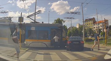 Трамвай блъсна кола на пл. "Руски паметник" в София (Видео)