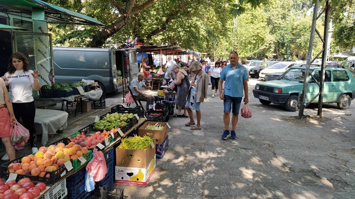 Пазарът на улица "Младежка" винаги е оживен в събота и неделя.