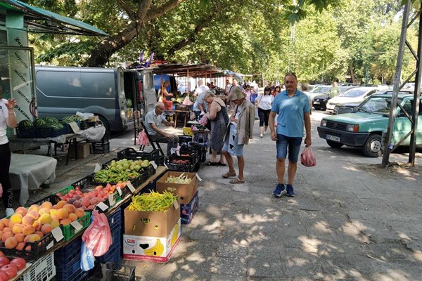 Пазарът на улица "Младежка" винаги е оживен в събота и неделя.