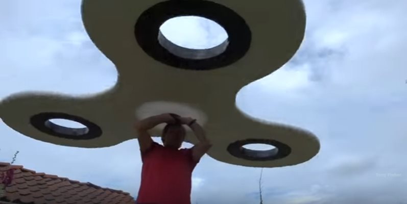 Създателят на гигантския спинер Тони Фишър пусна видео с демонстрация на огромния спинър в интернет.  КАДЪР : youtube