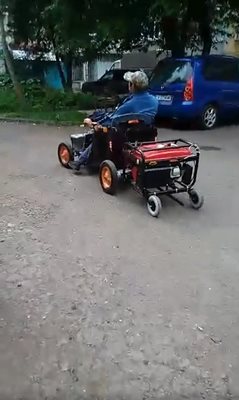 Инвалидната количка-трактор пред блока