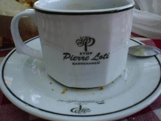 Кафето и чаят се сервират в чашки с надпис Pierre Loti.
