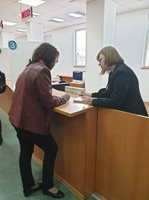 Служителите на НОИ проверяват дали дадените им документи за пенсиониране са истински и в архива на осигурителния институт. Там се пазят книжата на всички закрити фирми.