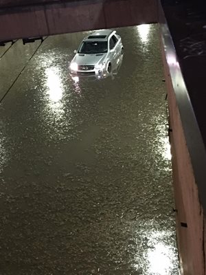 Транспортният тунел на НДК стана река за минути след поройния дъжд, който се изсипа над София в понеделник вечерта.

СНИМКА: КРАСИМИР КОСТОВ
