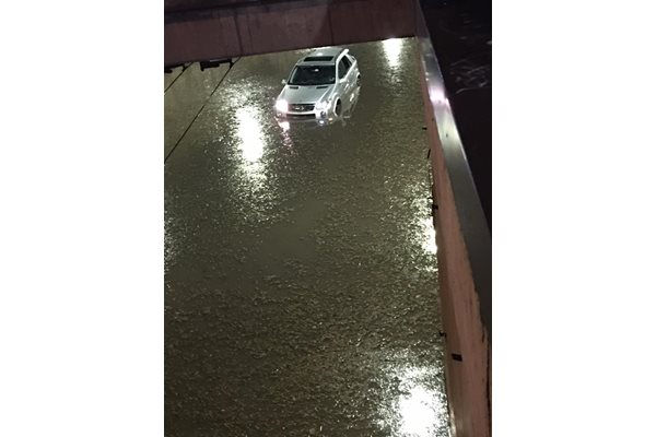 Транспортният тунел на НДК стана река за минути след поройния дъжд, който се изсипа над София в понеделник вечерта.

СНИМКА: КРАСИМИР КОСТОВ