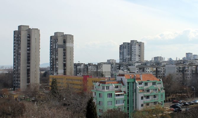 Въпреки че през юни имотният пазар се е раздвижил, спадът на сделките в сравнение с година по-рано е доста голям - 28%.

