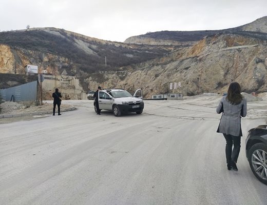 Има опасност от свлачищни процеси от кариерата над Белащица.