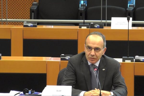 От името на ОЛАФ по време на дебата в комисията на ЕП по бюджетен контрол говори Франческо Алборе.

