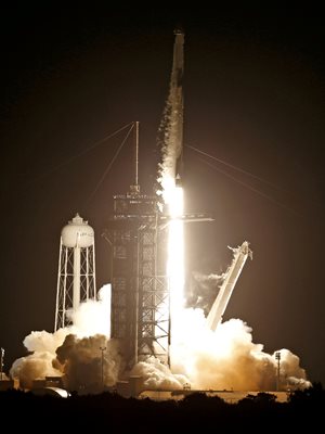 Ракетата с цивилния екипаж излита от космодрума във Флорида.
СНИМКИ: РОЙТЕРС