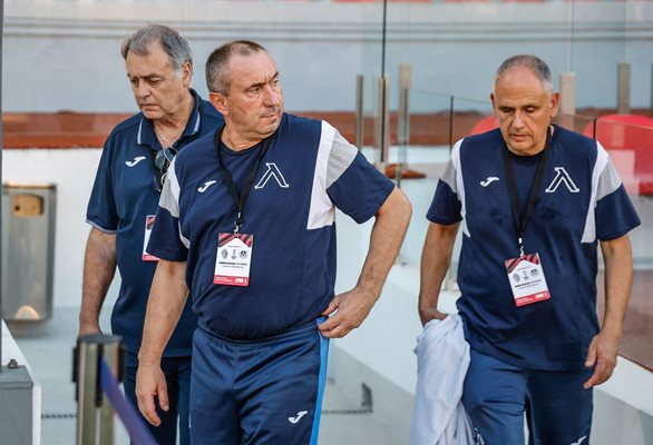 Станимир Стоилов излиза на стадиона в Малта. СНИМКА: SPORTAL.BG