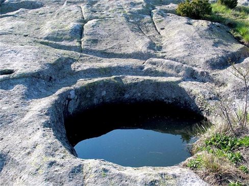 Кръгли вани, които се пълнят с дъждовна вода на върха на платото карат някои да твърдят, че са били ползвани от гиганти. Снимки: "24 часа"