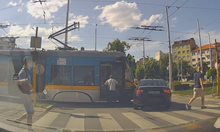 Трамвай блъсна кола на пл. "Руски паметник" в София (Видео)