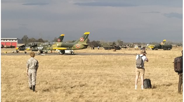 Самолети L-39 на пистата на “Граф Игнатиево” преди тренировката на двамата загинали пилоти.