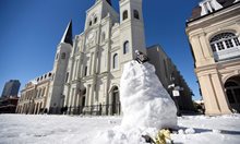 Лед и сняг сковаха САЩ след историческата зимна буря (Снимки)