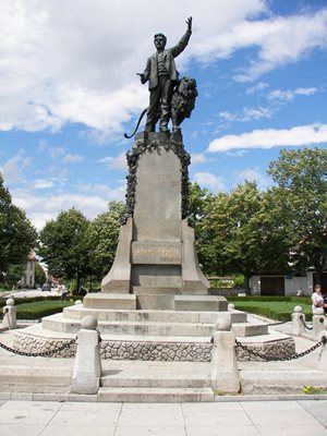 Паметникът на Левски в Карлово ще бъде ремонтиран