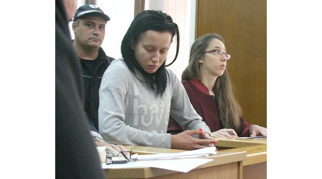 Гергана Медарова в съда. Снимка: 24 часа