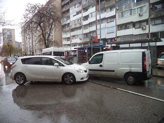 Катастрофиралите автомобили препречиха цялото платно на ул. "Димитър Талев"