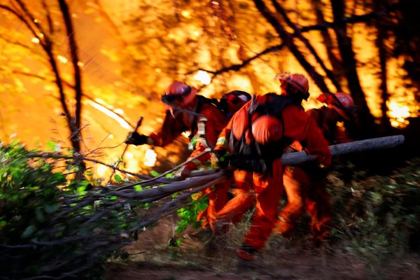 Десет ранени в Испания, слезли от влак, спрял заради горски пожар