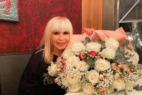 Лили Иванова се снима усмихната с бели рози
