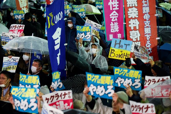 Жители на Токио участват в протест по повод годишнината от руската инвазия в Украйна
СНИМКА: Ройтерс