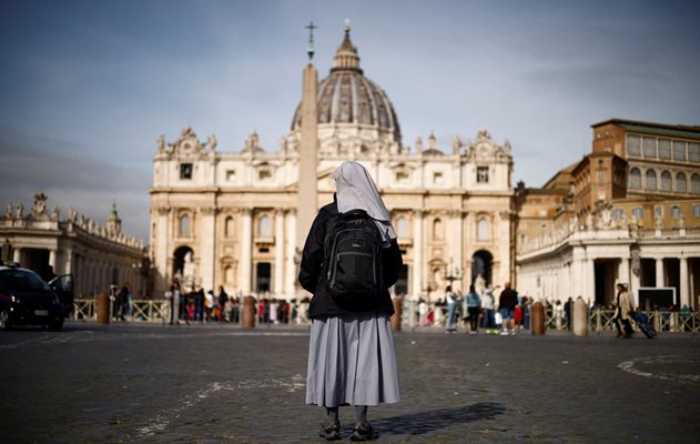 Монахиня на площад "Свети Петър" след новината, че Папа Франциск е хоспитализиран заради респираторна инфекция СНИМКА: Ройтерс