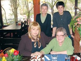 29 март 2008 г. Рожден ден на Вера Мутафчиева в любимата й пицария, където се срещаше с приятелите си. Антонина Желязкова, която занесе последния хабер на писателката до Джем султан в Бурса, е зад Мутафчиева. 
СНИМКА: “24 ЧАСА” 
