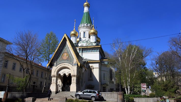 Възелът с Руската църква все повече се заплита