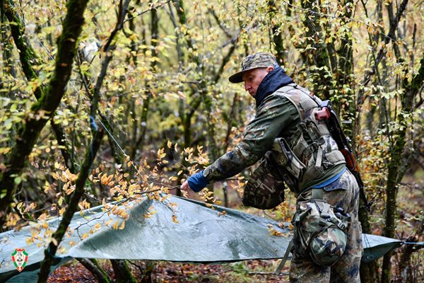 Близо 100 кадети от военния университет "Васил Левски" се учат да оцеляват в дивата природа Снимка: Фейсбук/ Министерство на отбраната