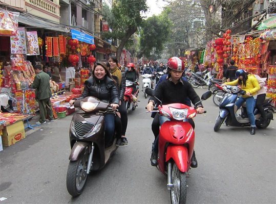 Мотоциклети - типичната гледка за улиците на Ханой, Хошимин и всички останали виетнамски градове. Ако си пешеходец, пресичането е едно от най-големите предизвикателства.