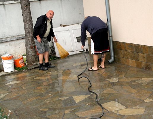 Баща и син Ройдови измиха плочките пред къщата си в Браниполе. Там екип на "24 часа" разговаря с тях.
