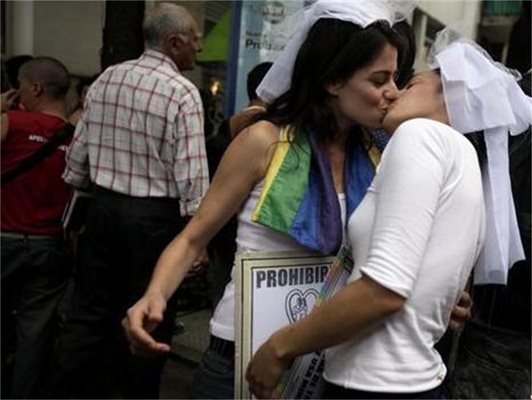 Лесбийки се целуват по време на един от протестите при обсъжданията на законопроекта в Аржентина
Снимка: АП